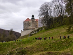 Relacja z wycieczki &quot;Szlakiem Orlich Gniazd&quot; - Etap I:  Kraków - Pieskowa Skała (19.04.2015)